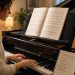 pianiste travaillant lentement au piano avec une partition ouverte